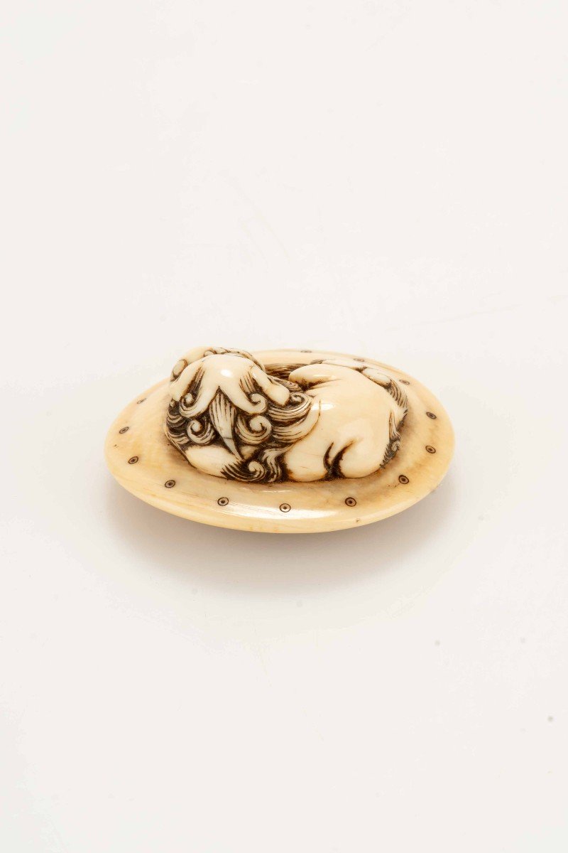 Netsuke in avorio raffigurante uno shishi accovacciato su un tamburo-photo-3