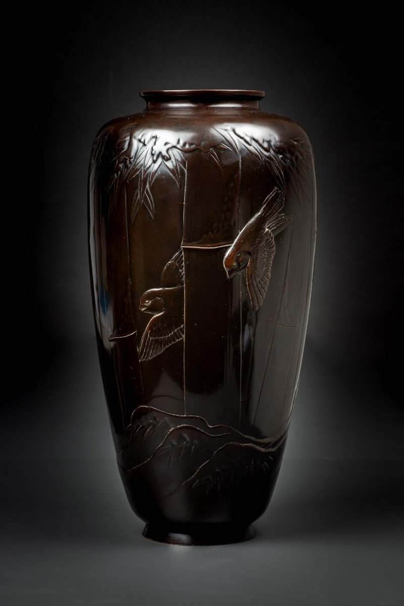 Grand Vase En Bronze Des Hirondelles Volant Dans La Forêt 