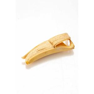 Okimono in avorio policromo raffigurante lo studio di una banana sbucciata
