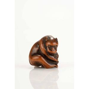 Netsuke giapponese raffigurante una scimmia con una tartaruga