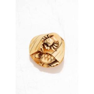 Netsuke in avorio raffigurante una conchiglia con un granchio e una tartaruga 