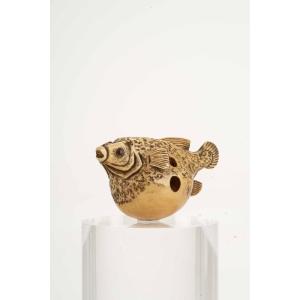 Netsuke in avorio raffigurante un pesce palla, firmato Gyokuzan