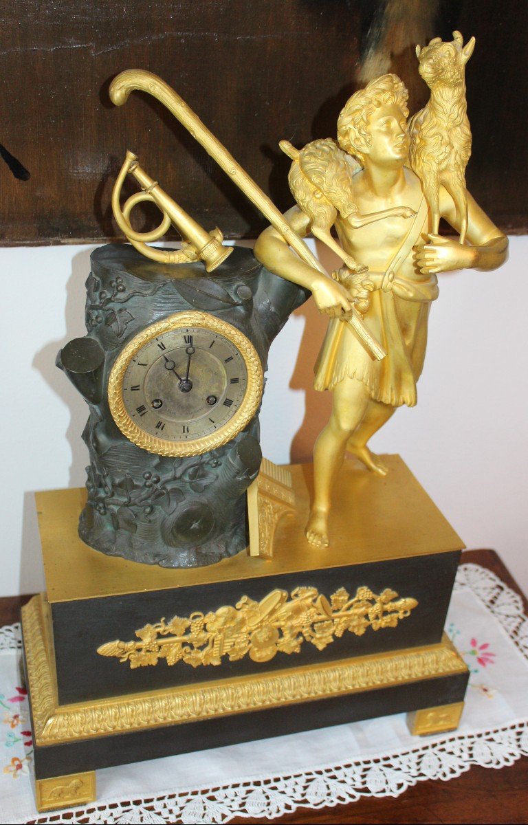 OROLOGIO DA TAVOLO IN BRONZO DI EPOCA IMPERO RAFFIGURANTE "PAN", INIZIO XIX SECOLO.