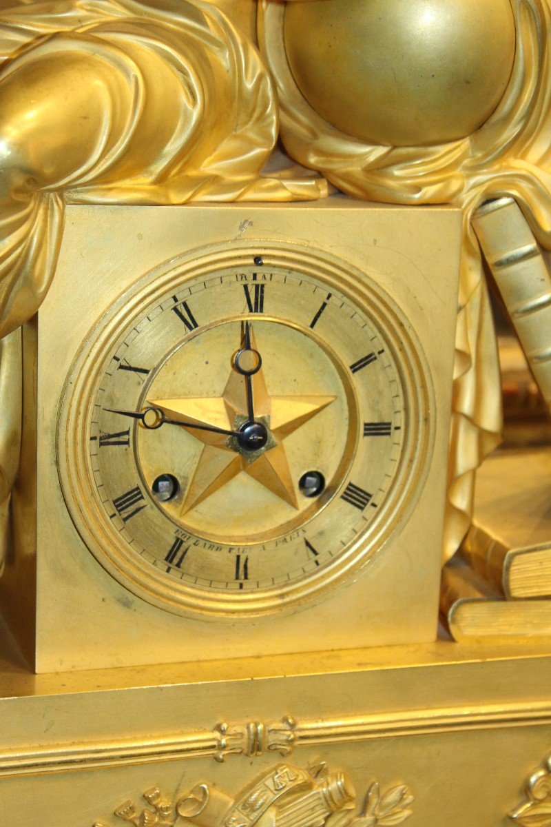 OROLOGIO DA TAVOLO DI EPOCA RESTAURAZIONE (1820 CIRCA) RAFFIGURANTE "URANIA", IN BRONZO DORATO.-photo-3