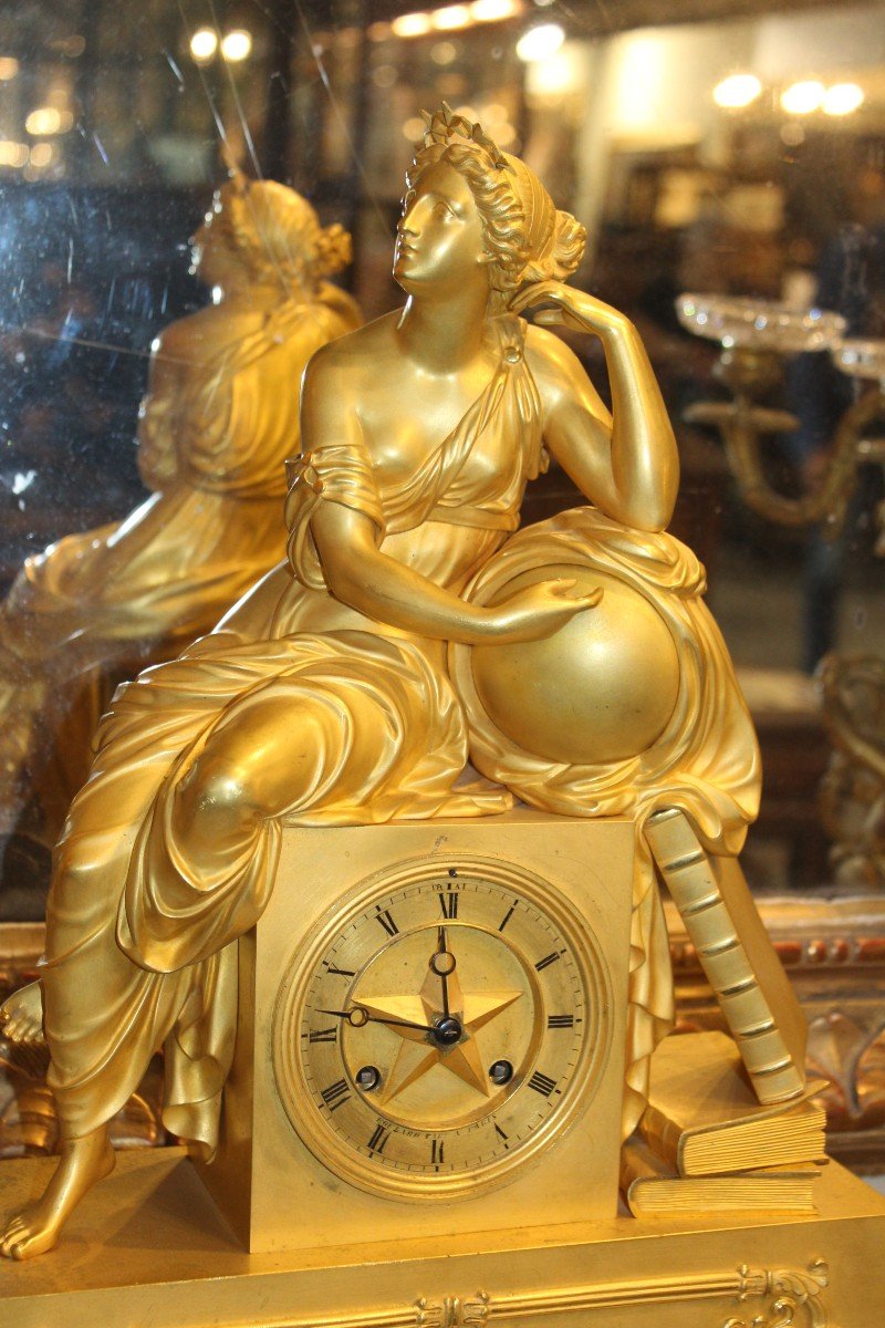 OROLOGIO DA TAVOLO DI EPOCA RESTAURAZIONE (1820 CIRCA) RAFFIGURANTE "URANIA", IN BRONZO DORATO.-photo-4