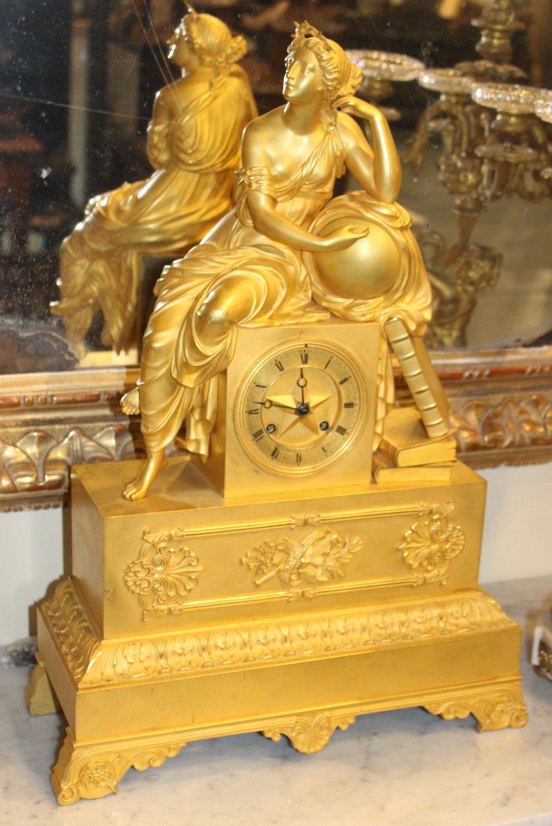 OROLOGIO DA TAVOLO DI EPOCA RESTAURAZIONE (1820 CIRCA) RAFFIGURANTE "URANIA", IN BRONZO DORATO.