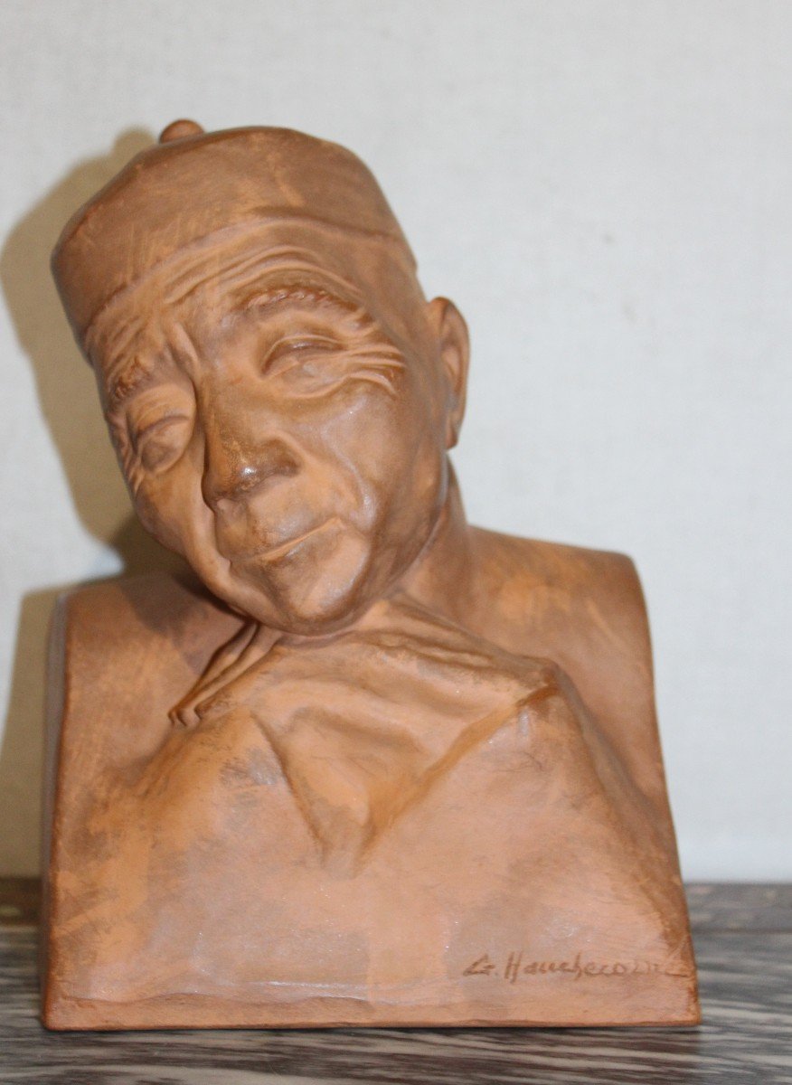 BUSTO DI UN UOMO ASIATICO IN TERRACOTTA, GASTON HAUCHECORNE (1880-1945).