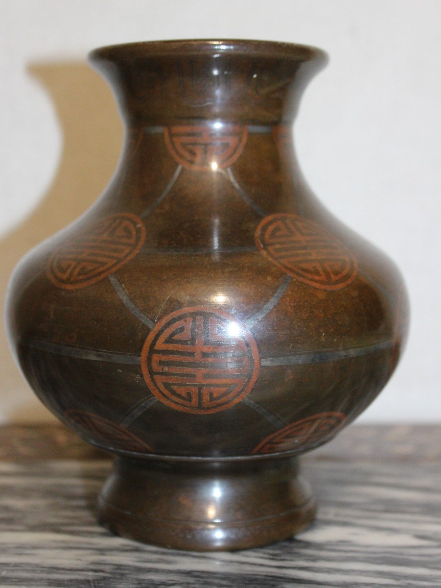 VASO IN BRONZO CON INCROSTATZIONI IN ARGENTO E RAME, VIETNAM XIX SECOLO.