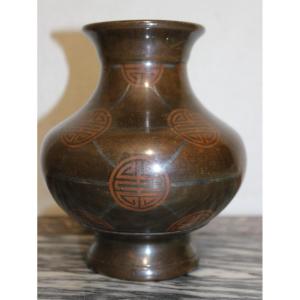 VASO IN BRONZO CON INCROSTATZIONI IN ARGENTO E RAME, VIETNAM XIX SECOLO.