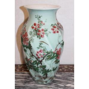 VASO IN PORCELLANA GIAPPONESE CELADON, GIAPPONE FINE XIX SECOLO.