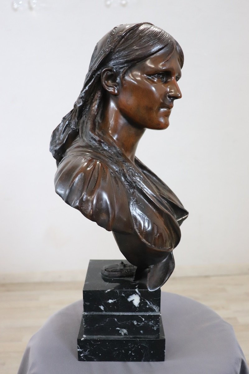 Busto in bronzo di giovane donna, firmato-photo-3