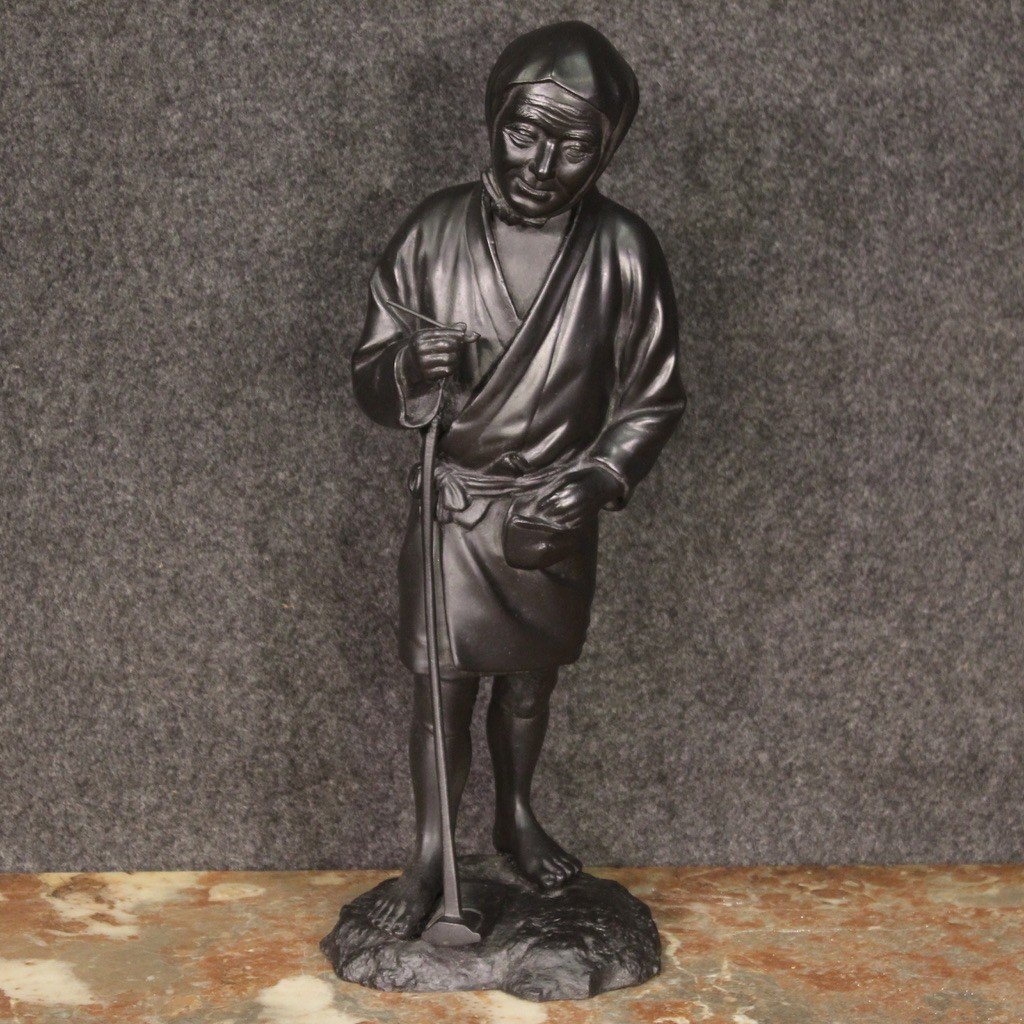 Scultura giapponese in bronzo fumatore di pipa del XX secolo