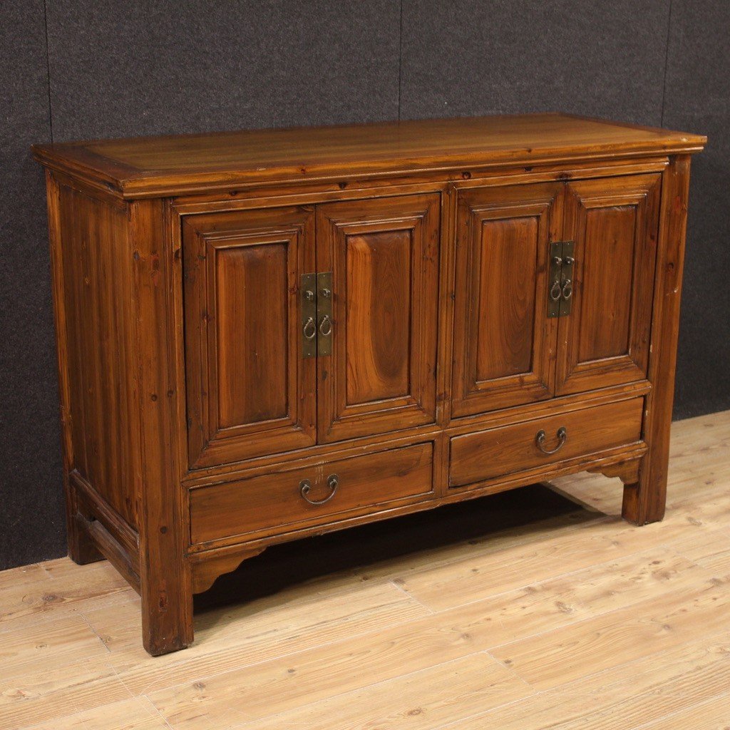 Grande credenza orientale del XX secolo