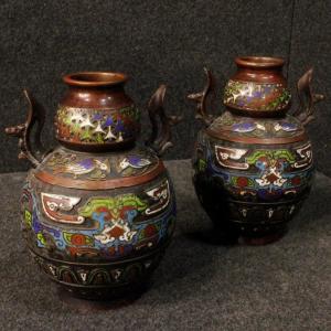 Coppia di vasi orientali in metallo del XX secolo