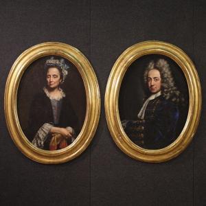 Coppia di dipinti ritratti ovali con cornici coeve del XVIII secolo