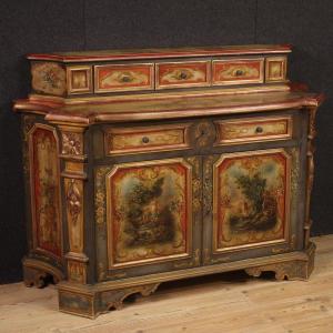 Elegante credenza laccata e dipinta del XX secolo