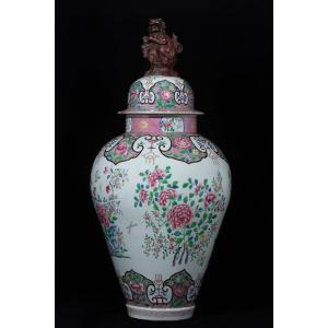 Grande vaso in porcellana policroma nei toni del verde e del rosa, su fondo bianco.