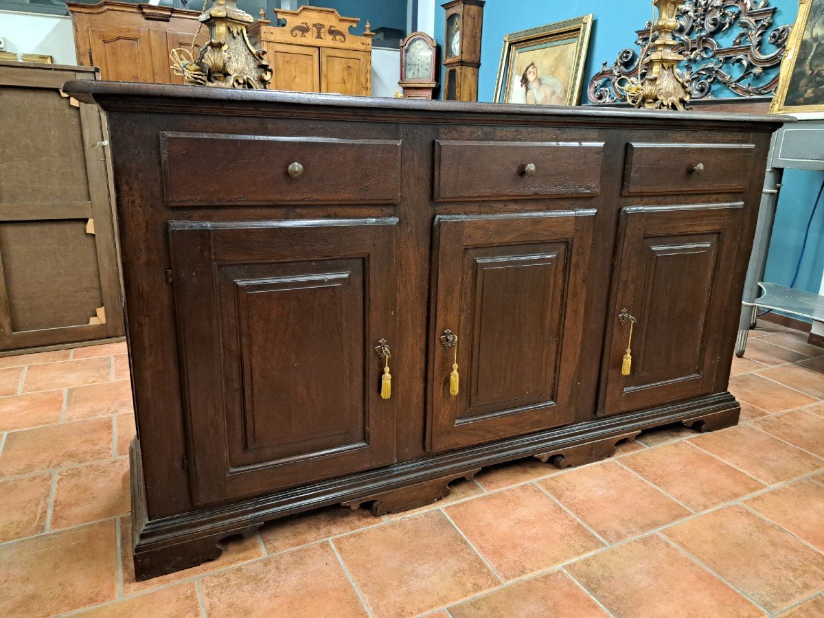 Credenza in noce del '700 a tre ante e tre cassetti, Piemonte.