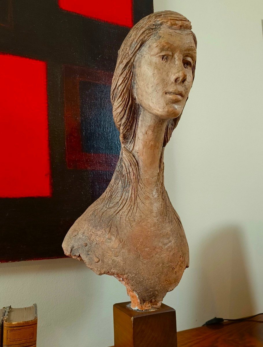 Scultura Femminile in Terracotta del 1976: Un Capolavoro di Vincenzo Brunetti