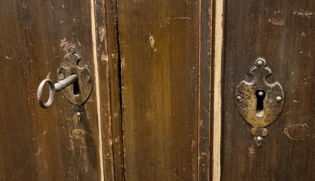 Credenza veneta in noce del 1600 da convento monastico-photo-1