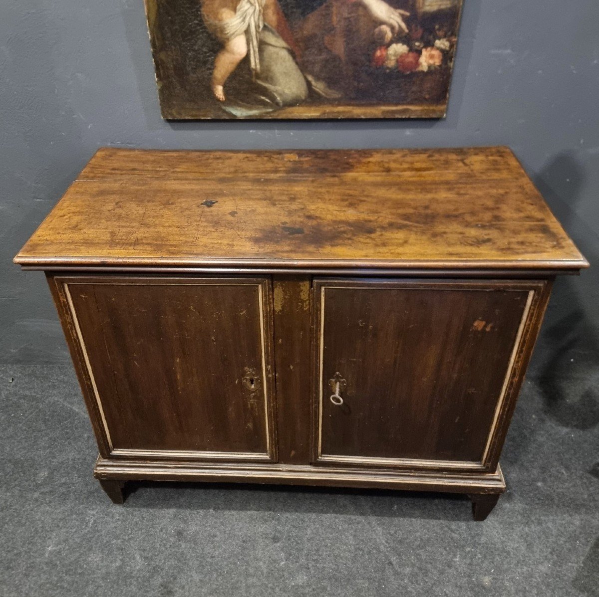 Credenza veneta in noce del 1600 da convento monastico