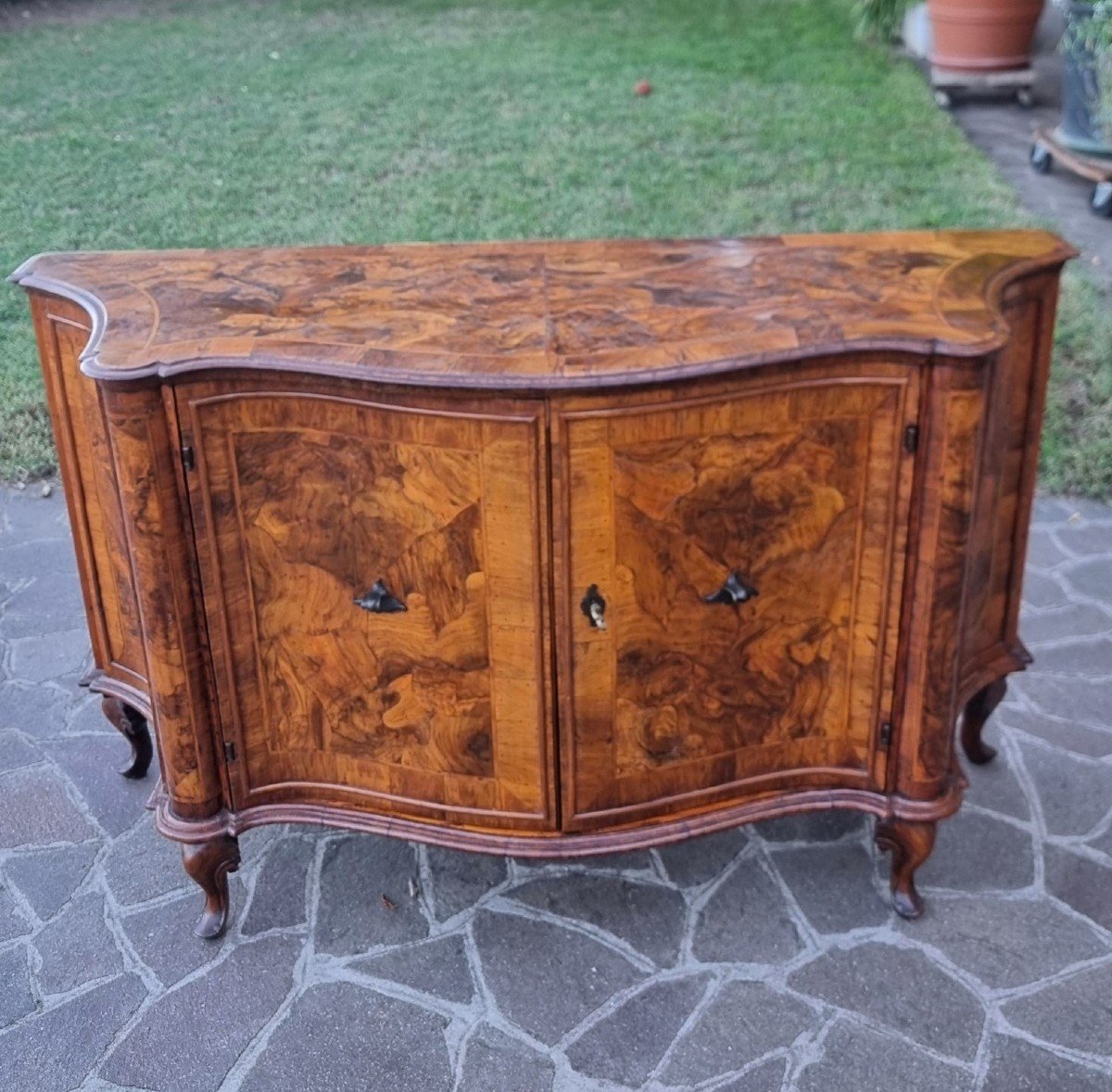 Raffinata Credenza in Radica di Noce dell’800 da Palazzo Veneziano