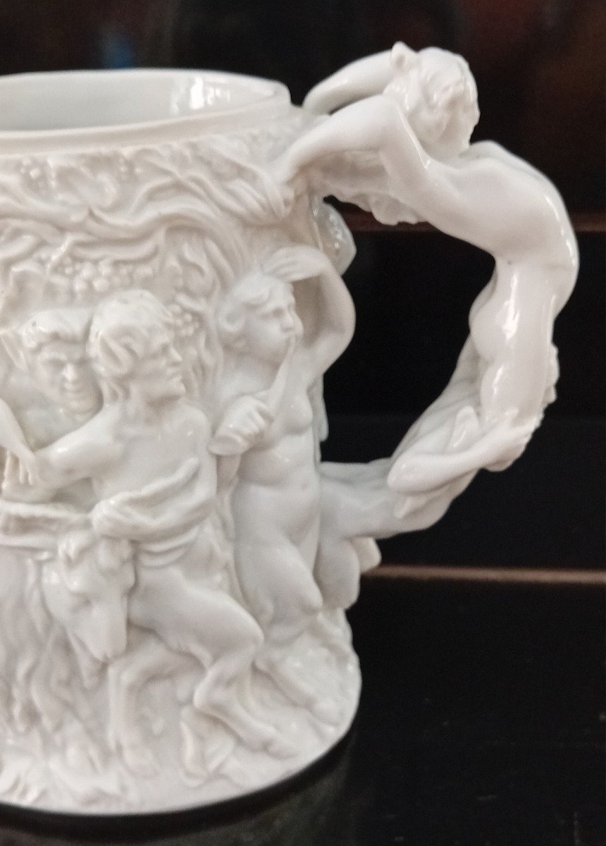 Particolare tazza "erotica" in porcellana bianca