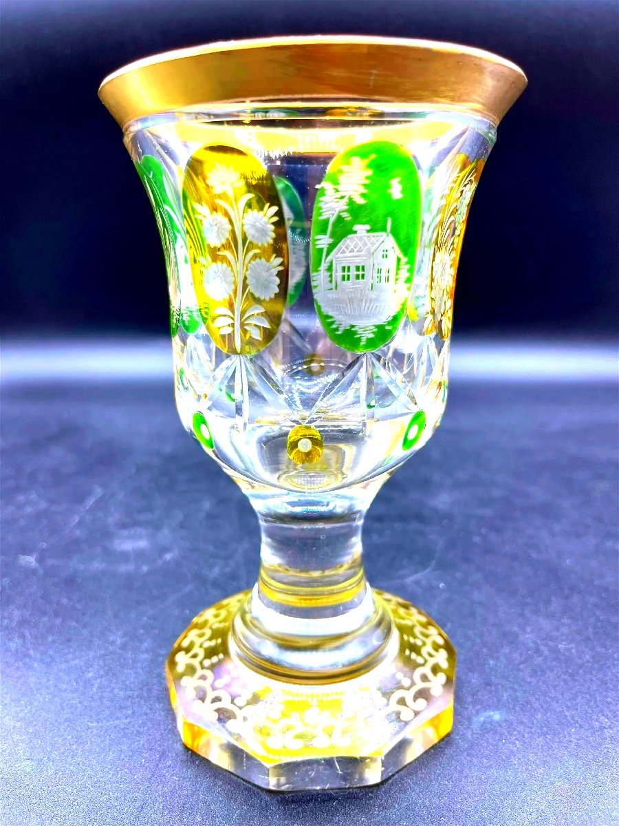 Vaso di vetro boemo con decorazione gialla e verde, inciso all'interno con medaglione-photo-3