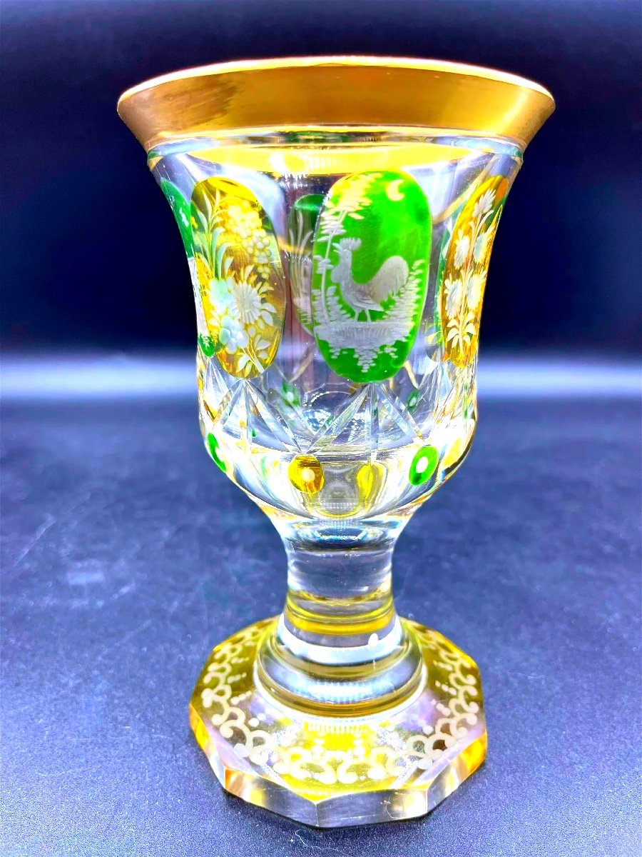 Vaso di vetro boemo con decorazione gialla e verde, inciso all'interno con medaglione-photo-5