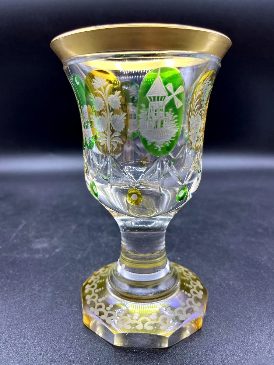 Vaso di vetro boemo con decorazione gialla e verde, inciso all'interno con medaglione