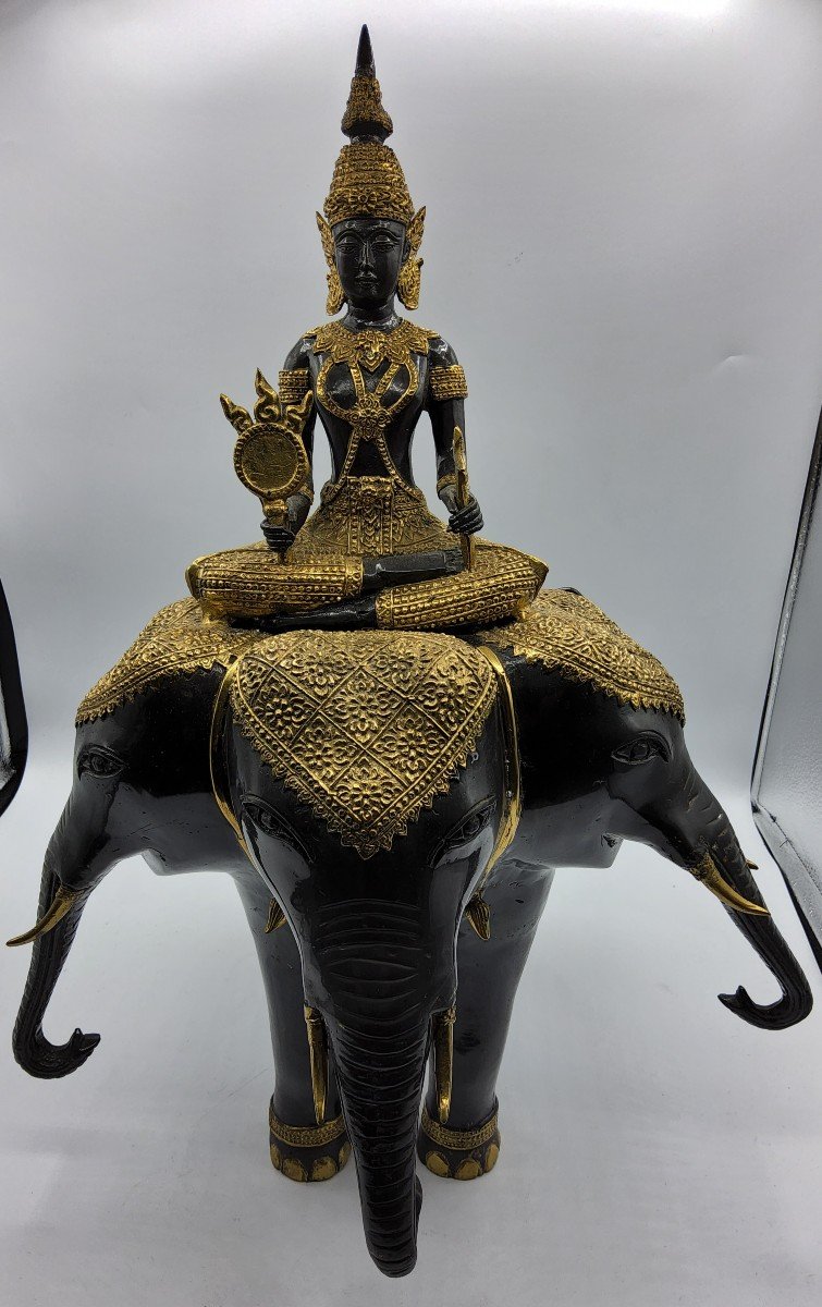 Magnifica grande figura di Buddha in bronzo su un elefante a 3 teste