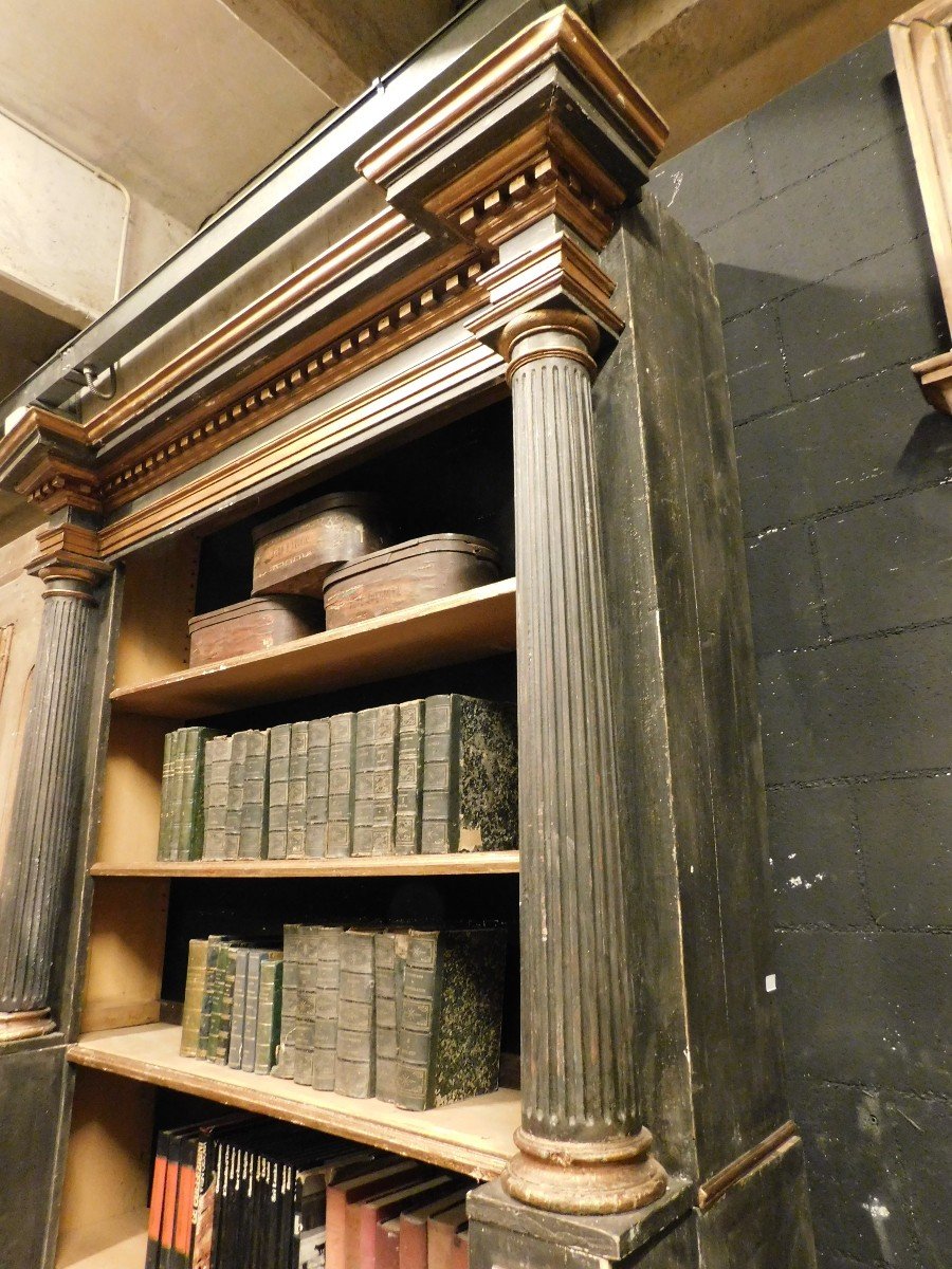 Proantic: Antica libreria in legno laccato nero e oro, con colonne sco