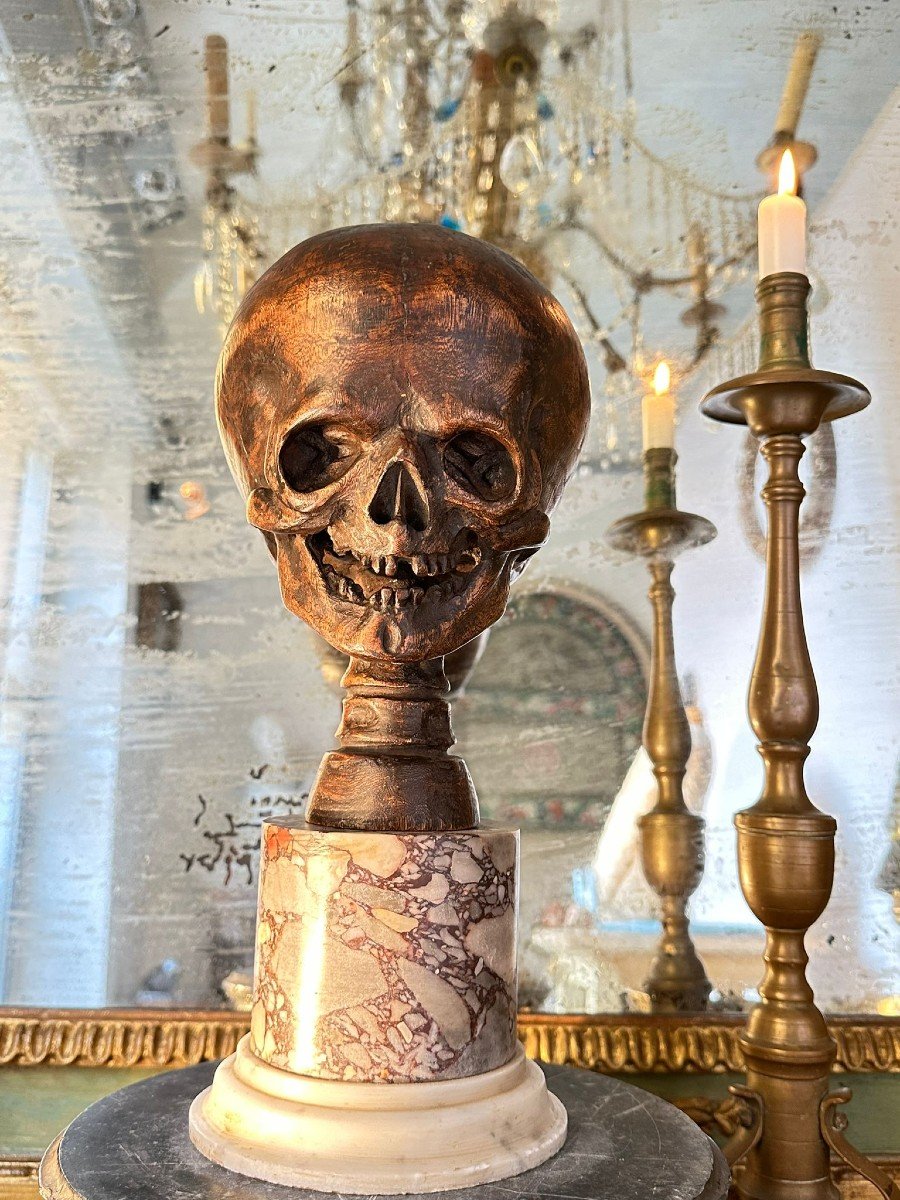 Scultura in legno di olmo raffigurante una bella Vanitas o “memento mori”.