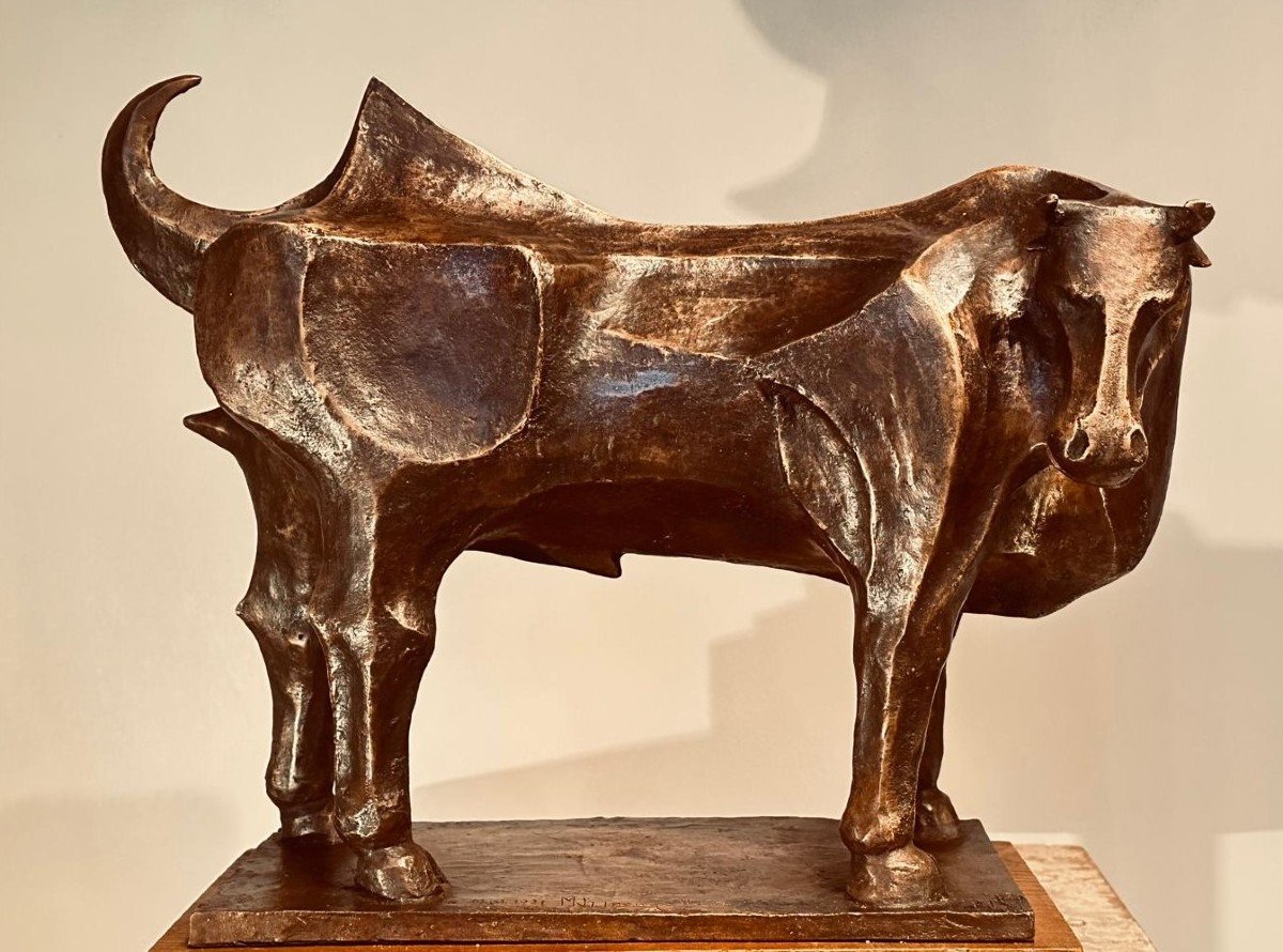 Scultura in bronzo di Matteo Limongelli (1921-2012) raffigurante un toro.