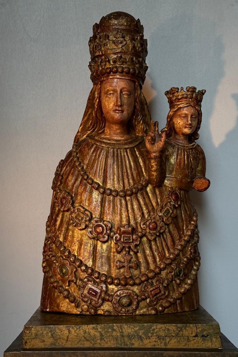 Madonna con il bambino in legno squisitamente intagliata