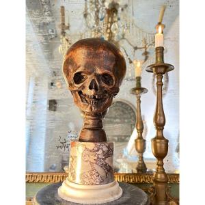 Scultura in legno di olmo raffigurante una bella Vanitas o “memento mori”.