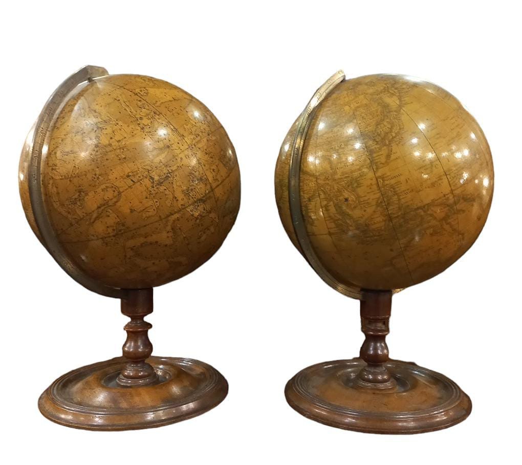 Coppia di mappamondi da tavolo di epoca vittoriana, globo celeste e globo terrestre