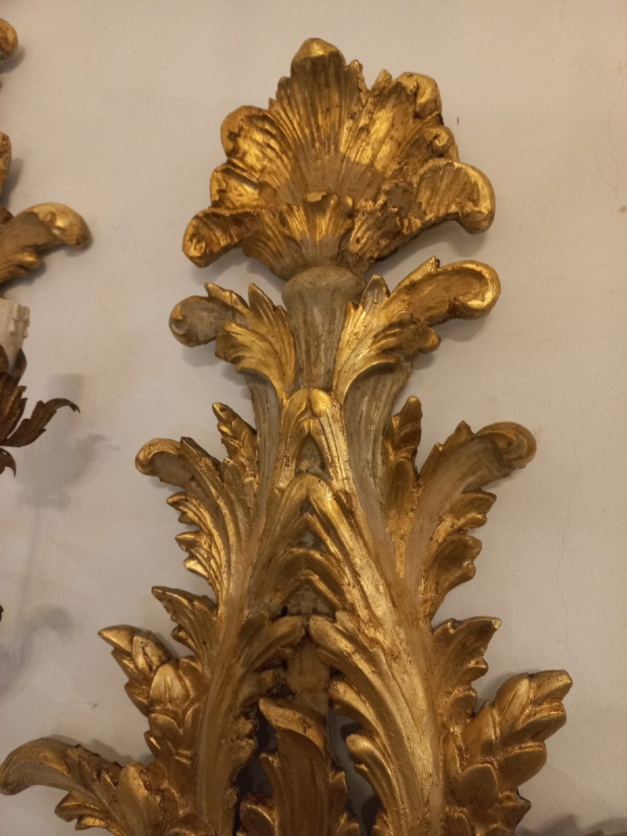 Coppia di appliques in legno dorato e laccato-photo-3