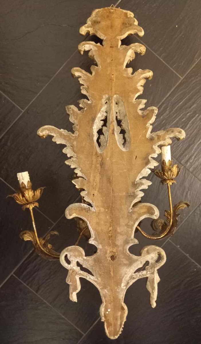 Coppia di appliques in legno dorato e laccato-photo-1