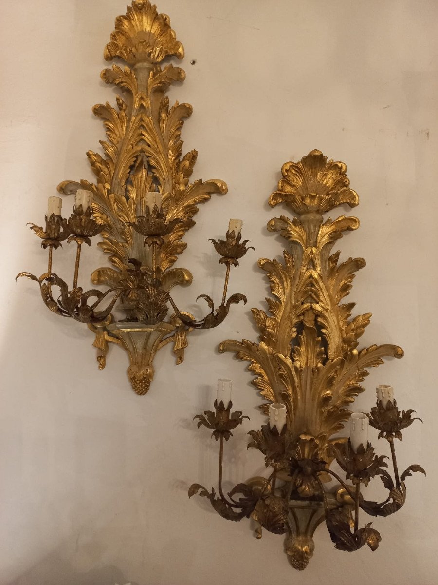 Coppia di appliques in legno dorato e laccato