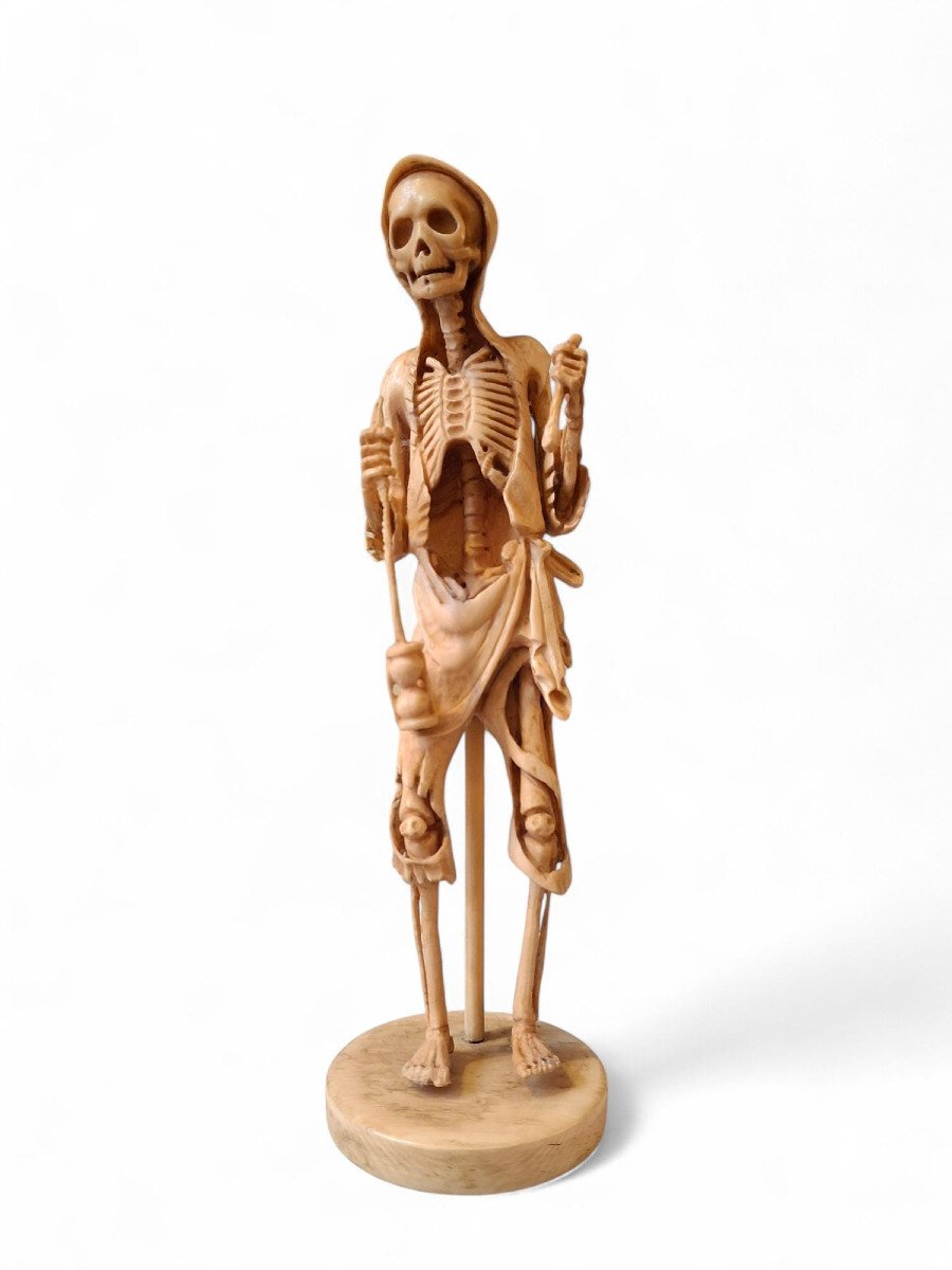 Memento Mori, scultura raffigurante uno scheletro incappucciato