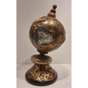 Mappamondo in vetro di Murano, smaltato, dipinto e dorato