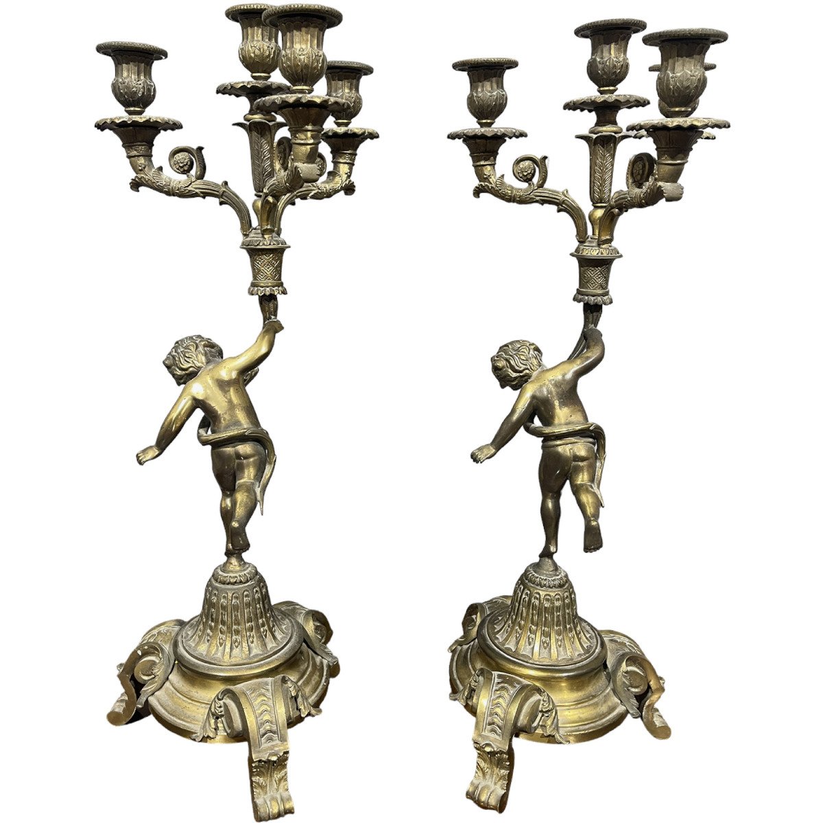 Coppia di candelabri con sculture in bronzo dorato-photo-1