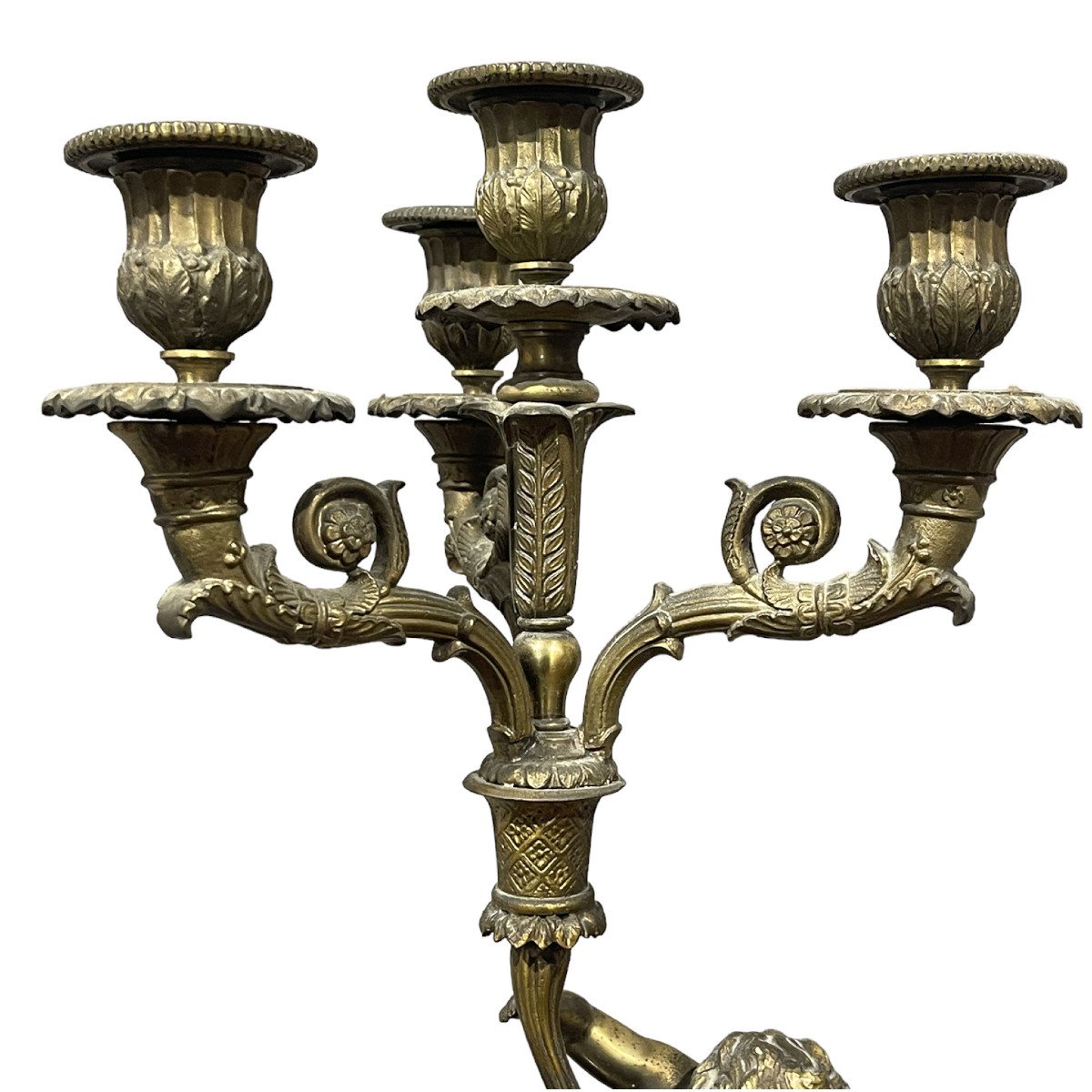 Coppia di candelabri con sculture in bronzo dorato-photo-3