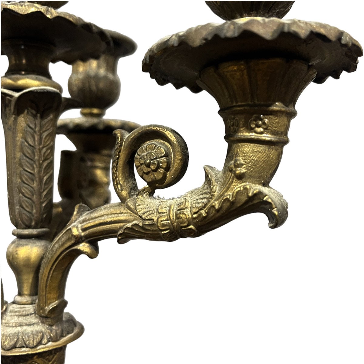 Coppia di candelabri con sculture in bronzo dorato-photo-4