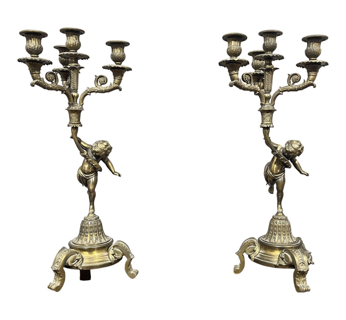 Coppia di candelabri con sculture in bronzo dorato