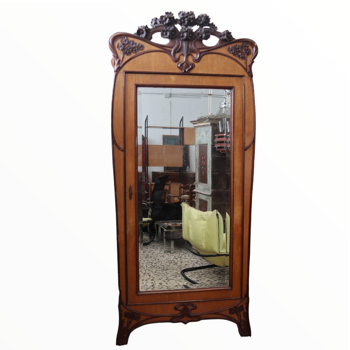 Elegante ed antico armadio Art Nouveau