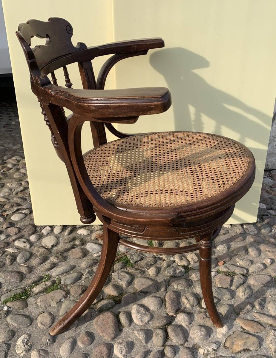 Poltroncina da ufficio in legno intagliato.Probabile Thonet Vienna, inizi XX secolo.-photo-1