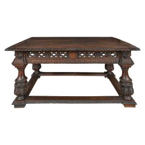 Grande tavolo scrittoio in legno intagliato. Europa centrale, fine XVI sec.