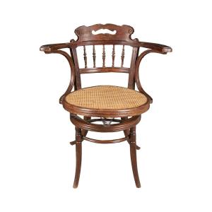 Poltroncina da ufficio in legno intagliato.Probabile Thonet Vienna, inizi XX secolo.